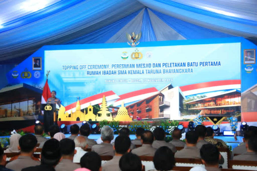 Peletakan Batu Pertama Rumah Ibadah di SMA Kemala Taruna Bhayangkara oleh Wakapolri