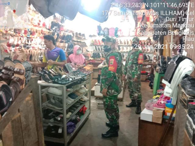 Ramainya Pengunjung Pasar, Serda Handoko Siagakan Prokes C-19 Dititik Keramaian