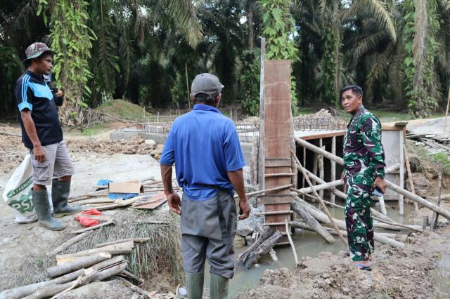 Kasdim 03/Bengkalis Tinjau Pekerjaan Box Culvert di Sasaran 4