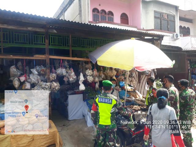 Babinsa koramil/04 Mandau dan BKO Ki Kav sisir Pasar Dewi Sartika Duri Guna Ingatkan Protokol Keseha