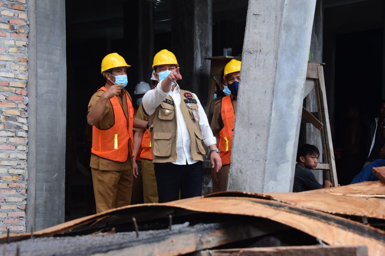 Pj. Bupati Tinjau Progres Pembangunan SMP Pintar Pinggir dan Jalan Gajah