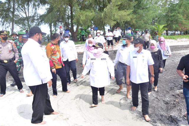 Bersama Tim Kemenko Polhukam RI dan Tim KKP, Bupati Bengkalis Tinjau Beting Aceh