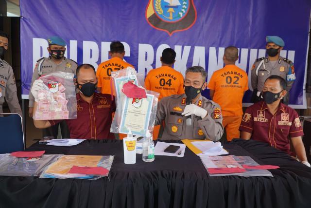 Polres Rohul OTT Kades, Sita Uang 20 Juta Hasil Pungli Pengurusan SKRT Dan SKGR