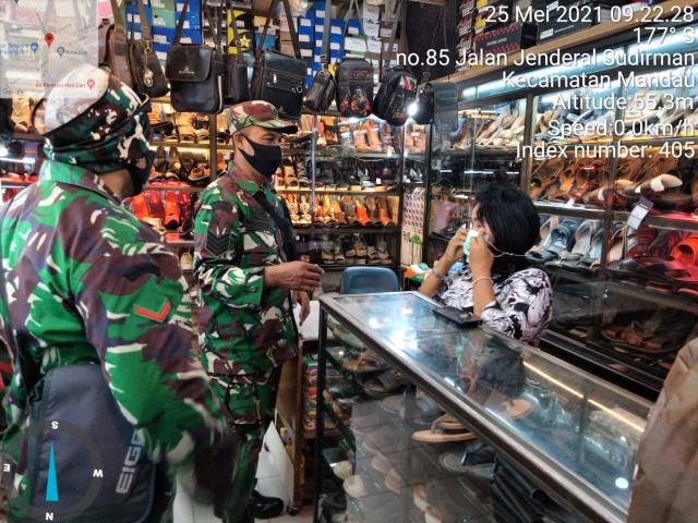 TNI Koramil 04/Mandau Himbau Pengunjung Pasar Sartika Ikuti 3 M Sesuai Prokes C-19