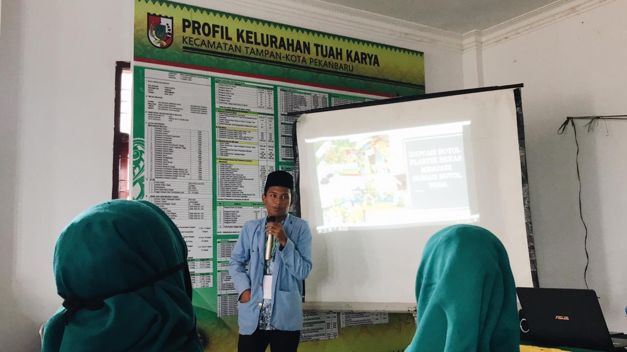 Tim KUKERTA UNRI Bagikan Jamu Immune Booster dan Infused Water Serta Sosialisasi mengenai New Normal