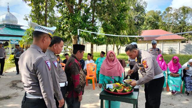Hari Guru ke 77, Bingkisan Dari Satlantas Polres Bengkalis Buat 'Umar Bakri'