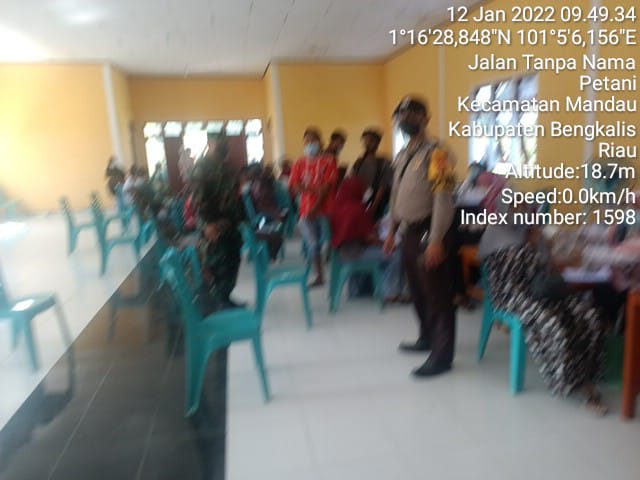 Percepatan Vaksinasi, TNI Koramil 03/Mandau Dampingi Desa Buluh Manis Ajak Masyarakat