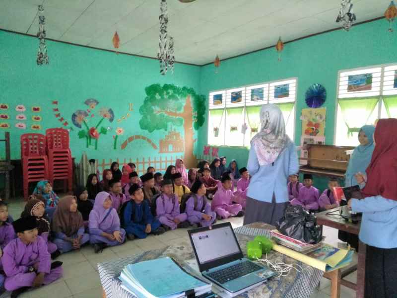 Penyuluhan Pentingnya Menabung Sejak Usia Dini di Desa Ketamputih oleh Mahasiswa KUKERTA UNRI