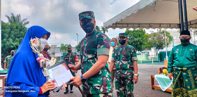 Dandim Bengkalis Serahkan Hadiah Lomba Lukisan Kampung Pancasila