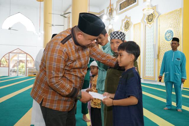 DKMB Bersama Pemcam Mandau Salurkan Santunan Anak Yatim di Mesjid Arafah Duri