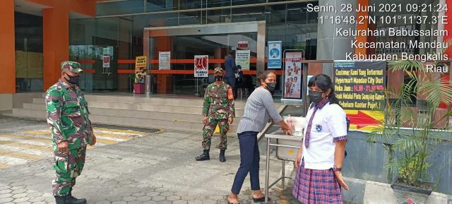 Serka Tr. Lase Cek Pengunjung Mall City Mandau Terkait COVID-19 Sesuai Prokes Kesehatan