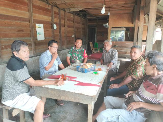 Babinsa Koramil 03/Mandau Mandau Lakukan Komsos Bersama Masyarakat di Kelurahan Air Jamban
