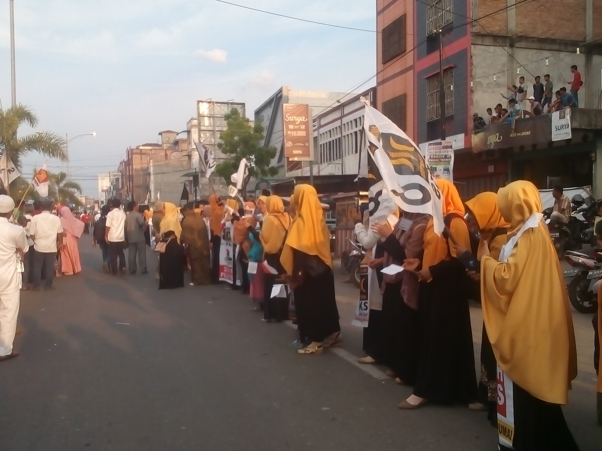 Akhwat PKS Turut Sambut Kehadiran Sandiaga Di Dumai