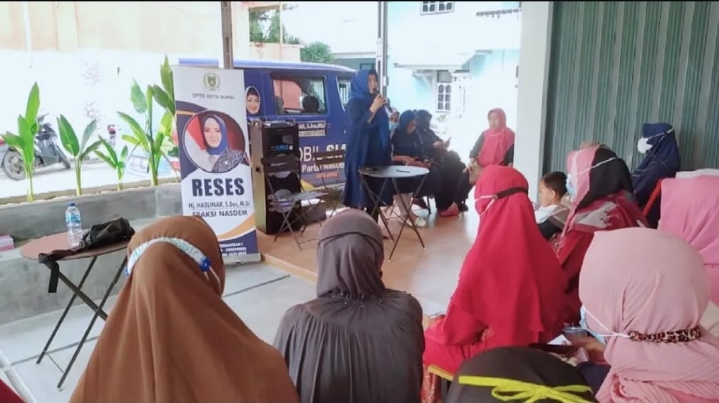 LEGISLATOR FRAKSI NASDEM, HJ HASLINAR SERAP ASPIRASI SEMBARI BAGIKAN CENDERAMATA KE WARGA