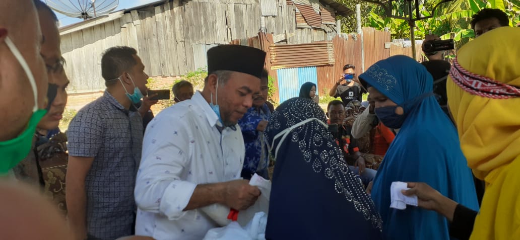 Bupati Labuhanbatu Bagikan 160 Paket Sembako Di Desa Pondok Batu