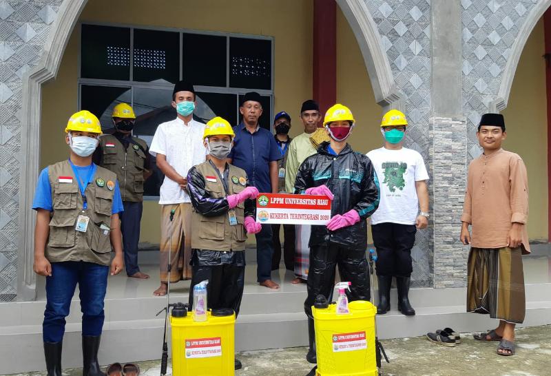 Relawan Covid-19 UNRI Siap Dukung New Normal dengan Penyemprotan Disinfektan Permukaan di Lingkungan