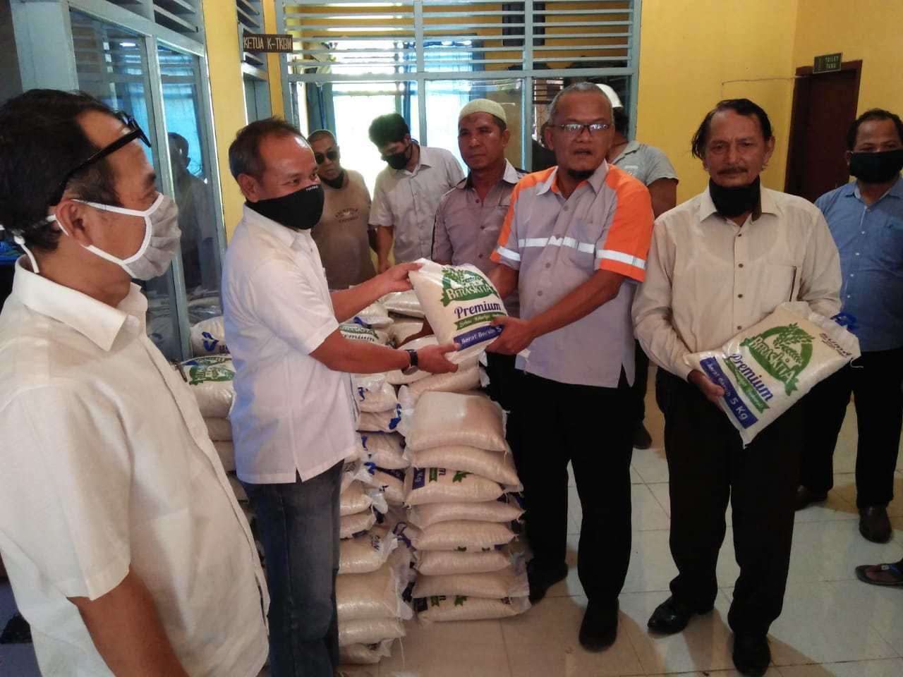 PT Pelindo 1 Cabang Dumai Beri Bantuan Sembako Untuk Buruh  Terdampak COVID-19