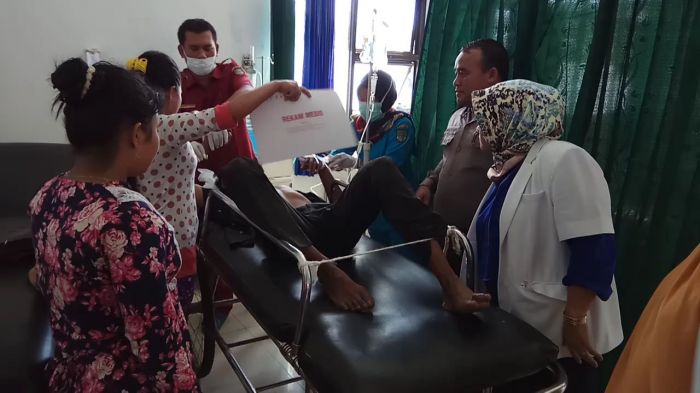 Pasang Baliho Ruko Warga ROHUL Tersengat Listrik