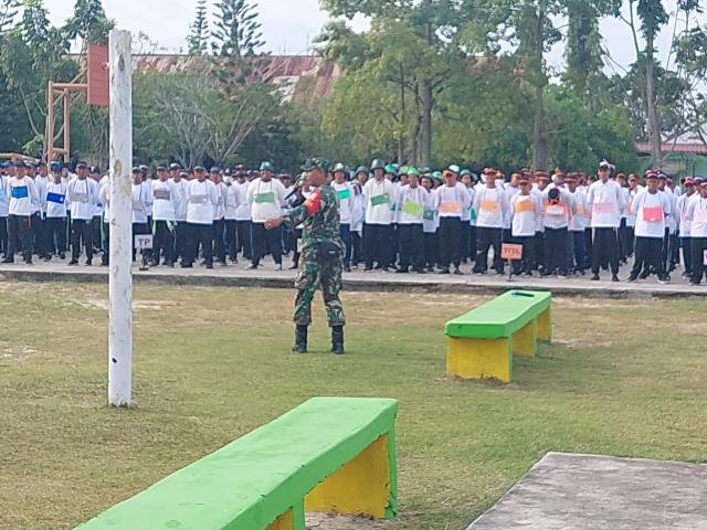 Babinsa Koramil 03/ Mandau Latih PBB Siswa dan Siswi SMKN 1 Mandau
