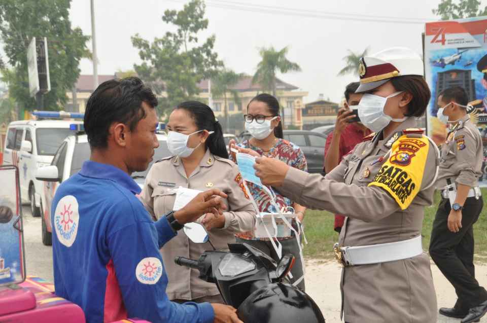 Kaslan Polres Siak AKP Birgitta Bagikan Ratusan Masker Kepada Masyarakat