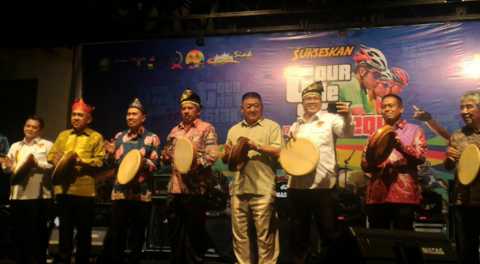 Buka Tour de Siak 2018, Gubri dan Bupati Siak Kompak Pukul Kompang Bersama