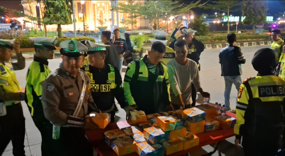 Satlantas Polres Dumai Gelar Sahur On The Road bersama Masyarakat Pengguna Jalan.