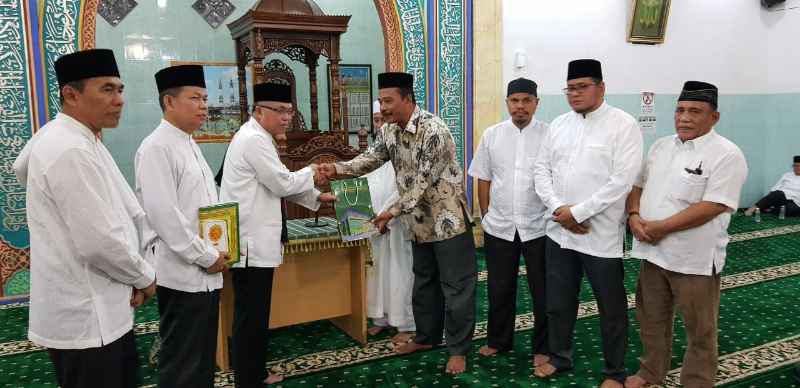 Lanjutkan Safari ke Al Jariyah, Rektor Titip Mahasiswa UIR ke Jemaah Masjid