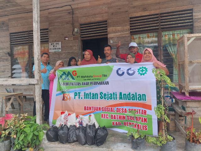 Ramadhan 1444 H, PKS PT Intan Sejati Andalan Salurkan Bantuan Paket Sembako dan Santunan Anak Yatim