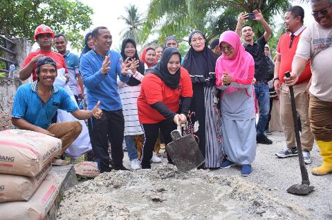 Keakraban Bupati Bengkalis Saat Goro Bersama Warga Kelurahan Pematang Pudu