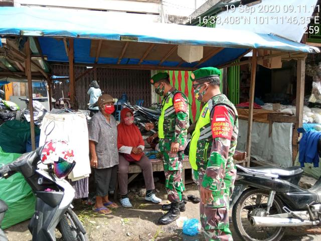 TNI Koramil 04/Mandau Keliling Pasar Sartika Duri Sosialisasi Disiplin Protokol Kesehatan Covid-19
