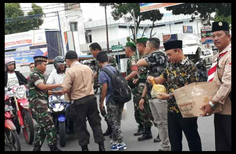 Kamabicab Bersama Pengurus Kwarcab Pramuka 05 Bagikan Takjil Kepada Pengendara