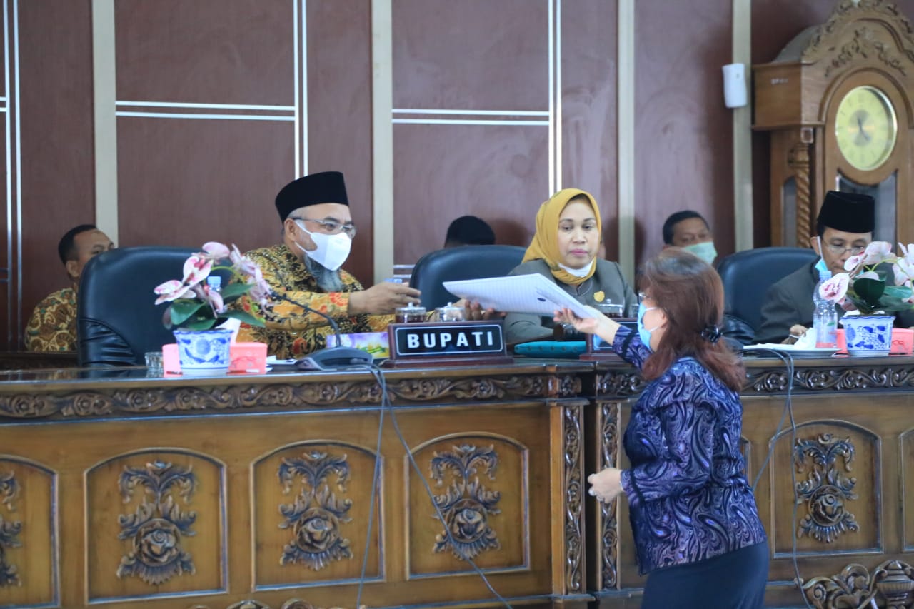 DPRD Kabupaten Labuhanbatu Setujui Ranperda Restribusi Perijinan Tertentu Menjadi Perda.