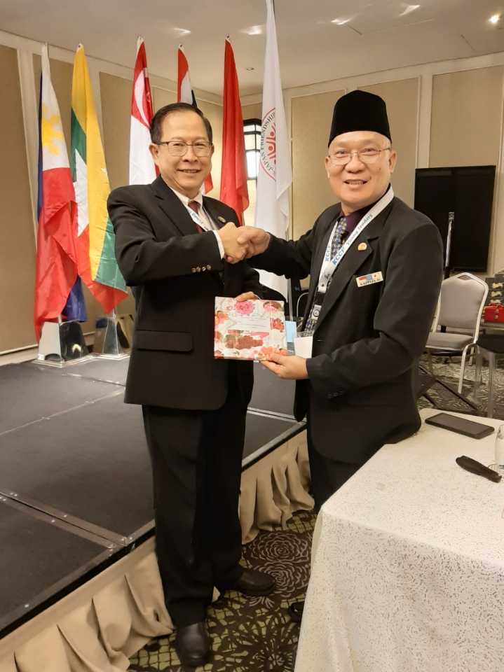 Wilson Lalengke Terima Kenang-kenangan dari Presiden JAAM untuk Kappija 21