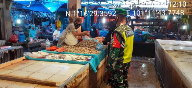Babinsa Koramil 04/Mandau Bersiaga Dikeramaian Agar Masyarakat Patuh Ikuti Protokol Kesehatan Covid-