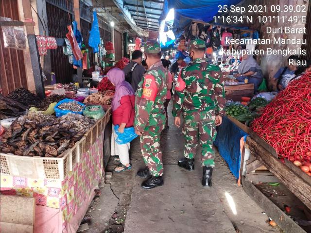 TNI Koramil 04/Mandau Laksanakan Giat Penerapan 3 M Sesuai Prokes Covid-19 di Pasar Sartika