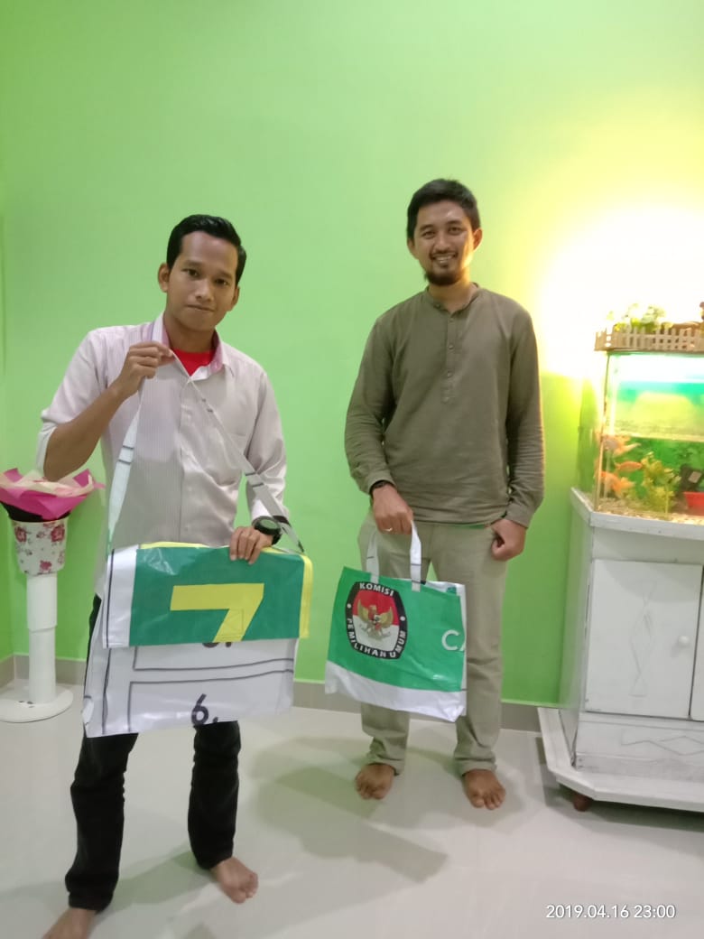 Kreatif, Anil Kapur ubah Sampah Spanduk Kampanye Jadi Tas Serbaguna 