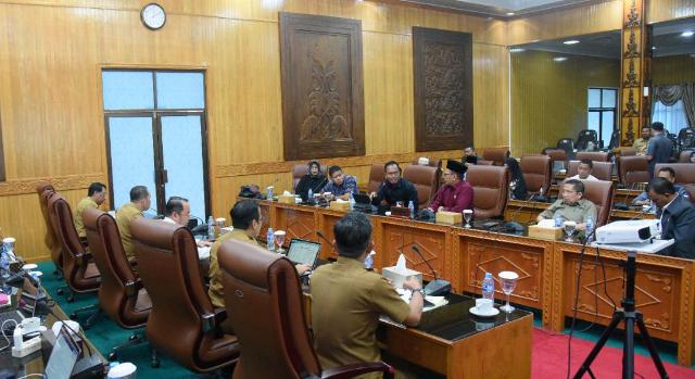 Banggar Gelar Rapat Kerja bersama TAPD Terhadap RAPBD T.A 2023