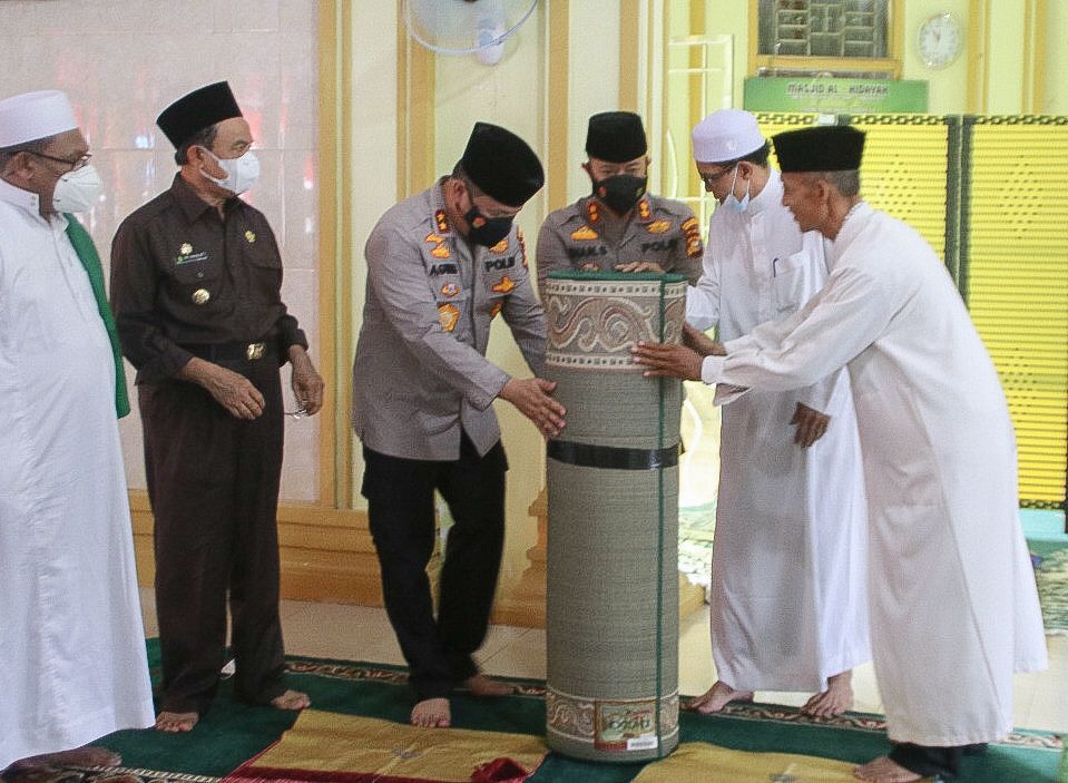 Kunjungan Kerja Ke Inhil, Kapolda Serahkan 1500 Dosis Vaksin, Bansos Dan Bantuan Untuk Rumah Ibadah