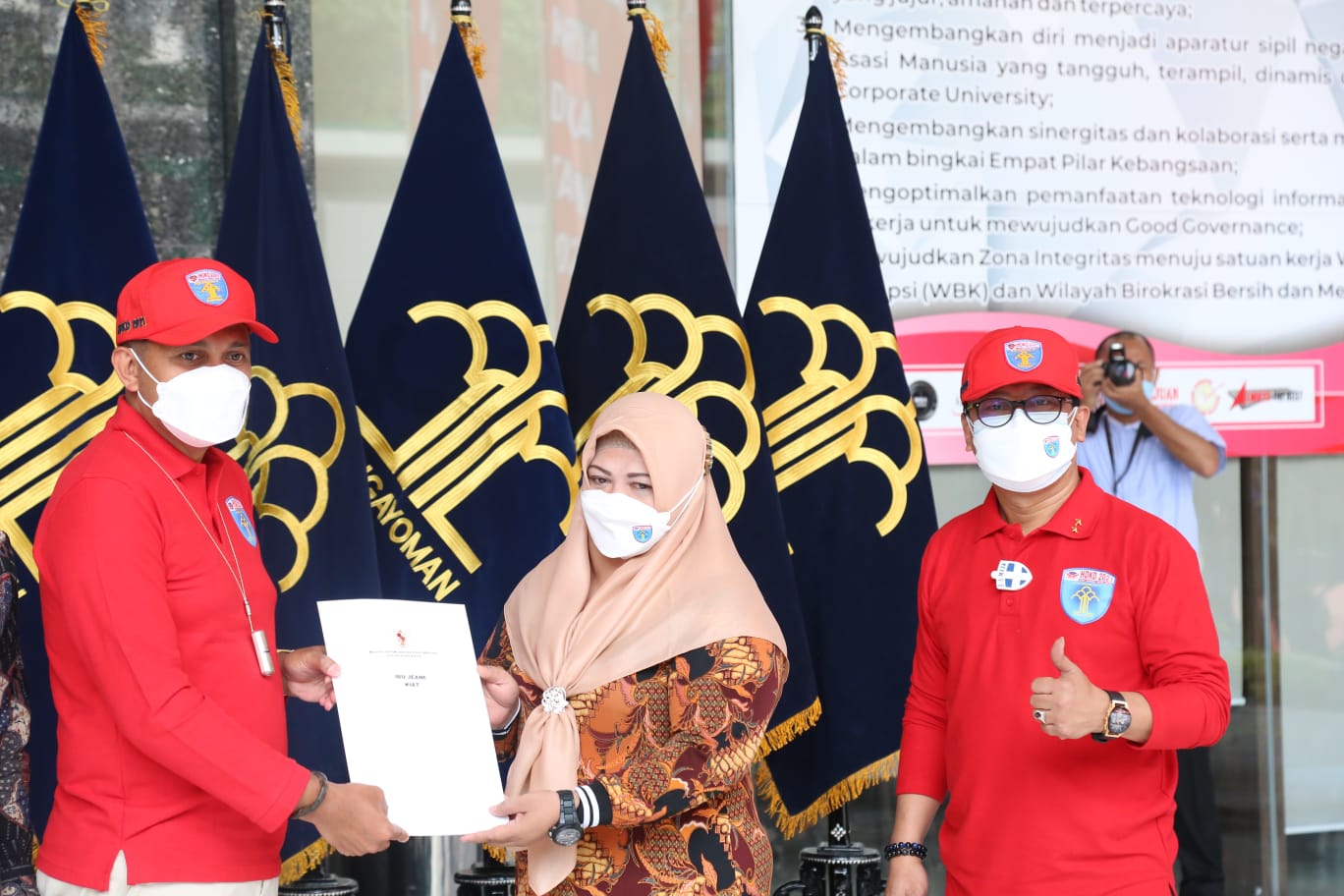 1.000 Bingkisan Diserahkan untuk Pasien Wisma Atlet dalam Giat Kemenkumham Peduli