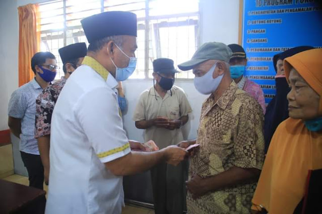 Bupati Labuhanbatu Serahkan BLT-DD Desa Linggatiga Tahap Lima
