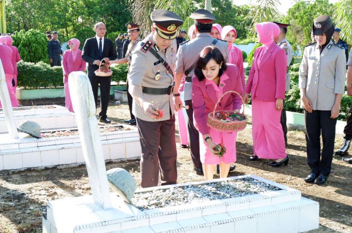 Polres Kampar Upacara di TMP Pada HUT Bhayangkara