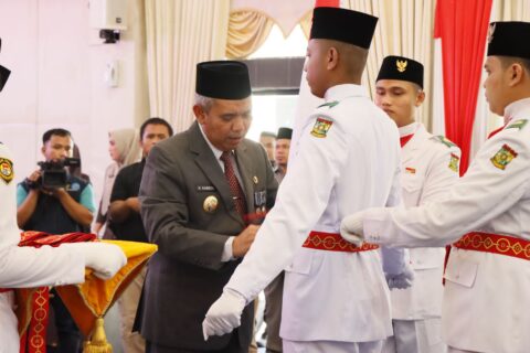 Pj Bupati Kampar Kukuhkan Paskibraka Kampar tahun 2022