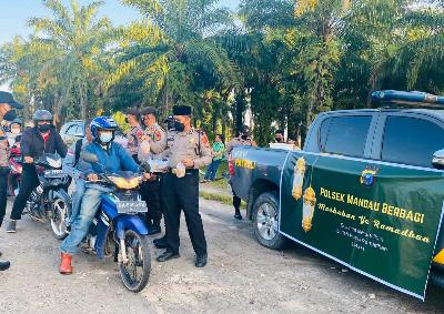 Polsek Mandau Berbagi Takjil Jelang Beduk Berbuka Tiba