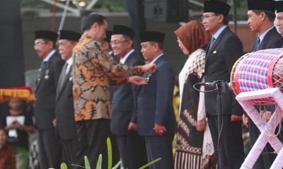 Presiden Jokowi Serahkan Penghargaan Satya Lencana Pembangunan kepada Bupati Pelalawan