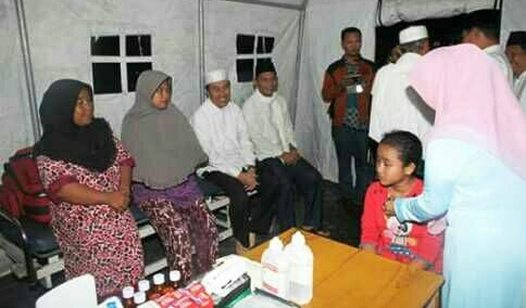 Diantar Orangtuanya, Indah Salah Satu Anak di Kampung Tualang Dibawa Berobat ke Posko