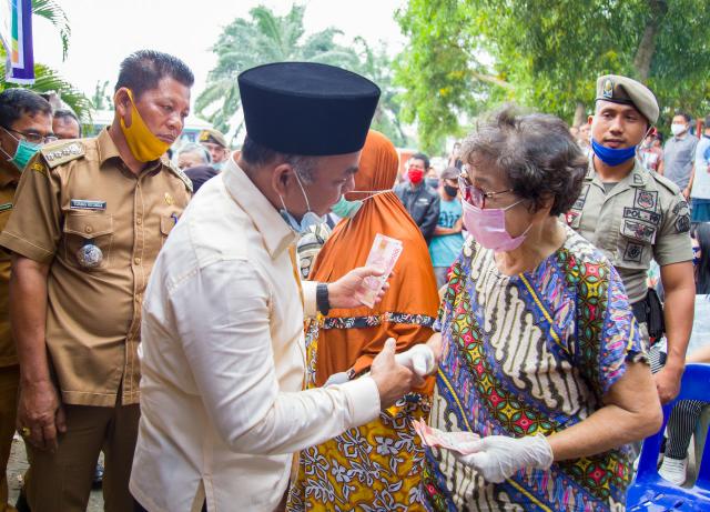 Bupati Labuhanbatu Bagikan BST APBD Di 10 Kelurahan