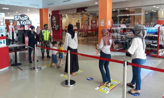 Sertu Fauzi Cek Pengunjung Mall City Mandau Agar Siaga Prokes C-19