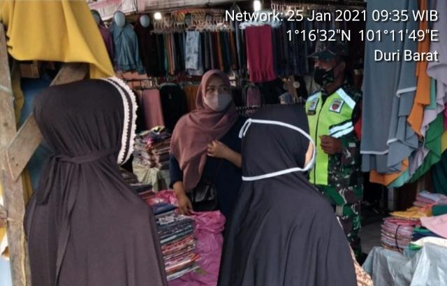 TNI Koramil 04/Mandau Sosialisasikan  Warga Pasar Disiplin Sesuai Prokes C-19