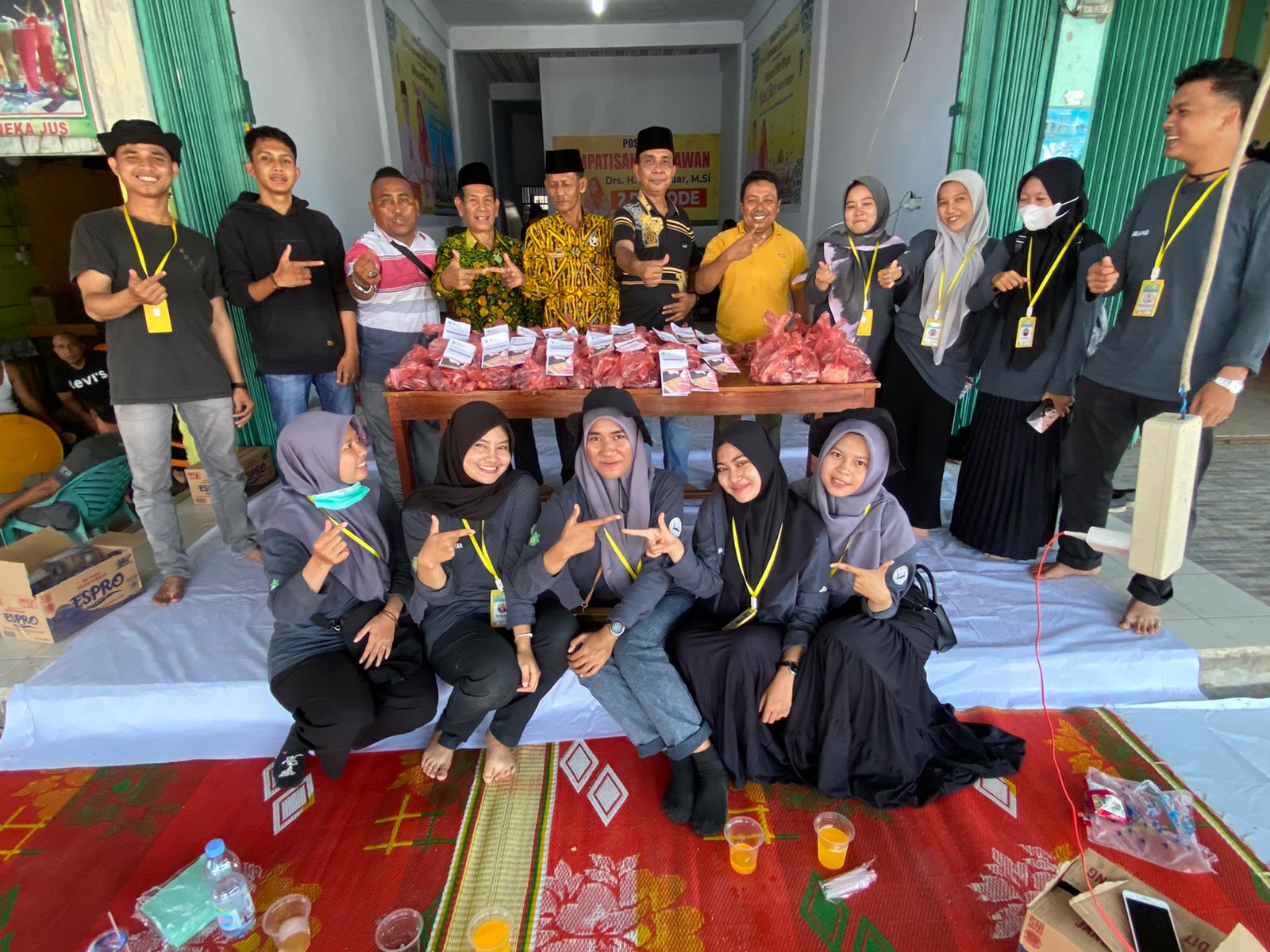 Simpatisan Drs H Syamsuar Dua Priode di Rohul Berikan Daging Qurban ke Kaum Dhuafa
