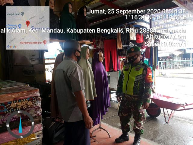 Koramil 04/Mandau Melalui Babinsa Serda P Sinaga Keliling Pasar Himbau Masyarakat Wajib Masker